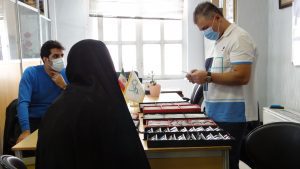 اهدا عینک به مددجویان خیریه نورا