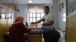 اهدا عینک به مددجویان خیریه نورا