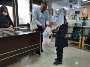 اهدا جایزه به برندگان نقاشی فرزندان خیرین