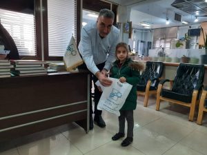 اهدا جایزه به برندگان نقاشی فرزندان خیرین