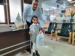 اهدا جایزه به برندگان نقاشی فرزندان خیرین