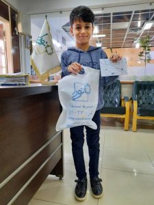 اهدا جایزه به برندگان نقاشی فرزندان خیرین