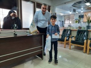اهدا جایزه به برندگان نقاشی فرزندان خیرین
